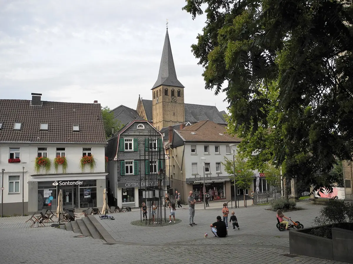 Freiheitstraße mit St. Lambertus in Mettmann