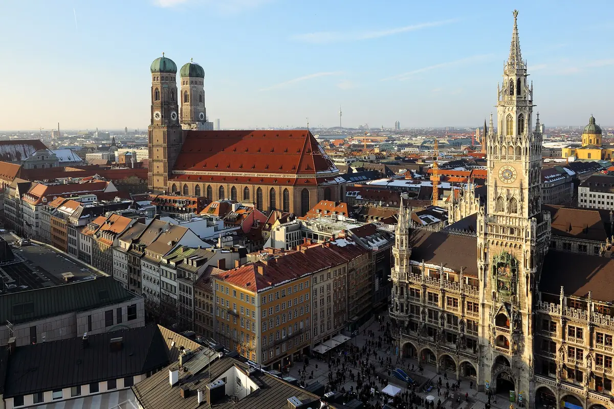 Frauenkirche und Neues Rathaus in München